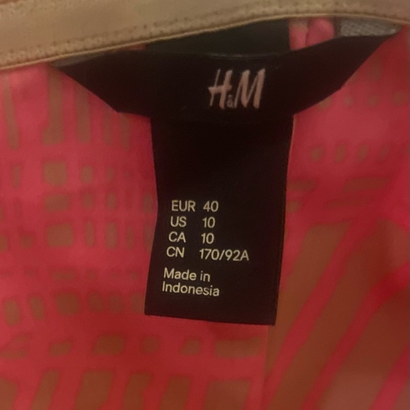 H&M- Sexy Pink strapless dress so pretty for spring and summer zips up the back! - Picture 6 of 9